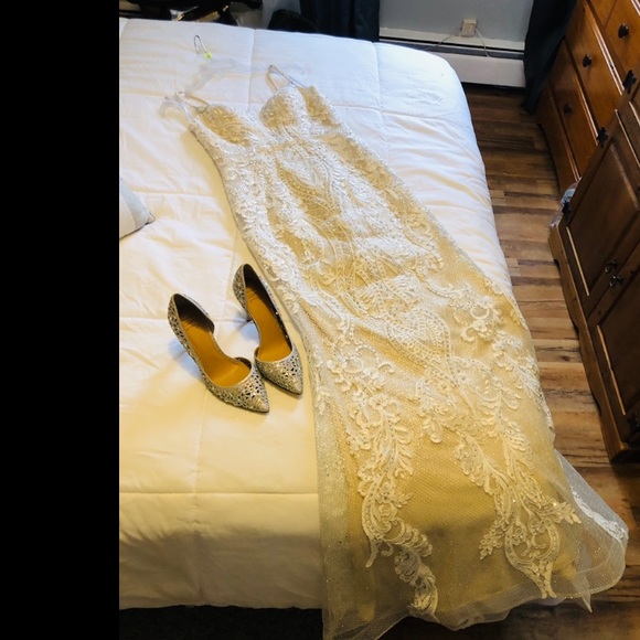 Beautiful dress - Picture 9 of 9